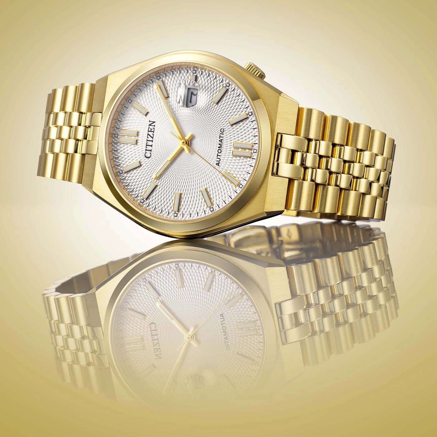 Een Citizen automatische gouden horloge met een gouden band.