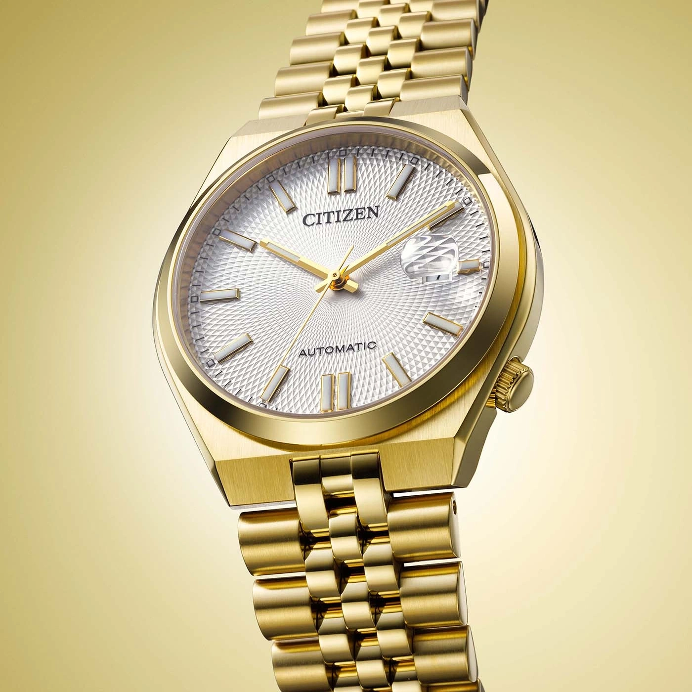 Een gouden Citizen horloge met een witte, getextureerde wijzerplaat en een roestvrijstalen band.