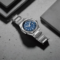 Montre automatique Citizen Series 8 sur surface en béton avec ombres.