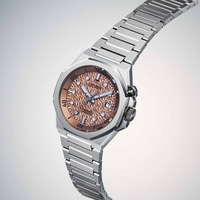 Montre Citizen avec cadran à motifs et bracelet en métal, prise de vue en angle.