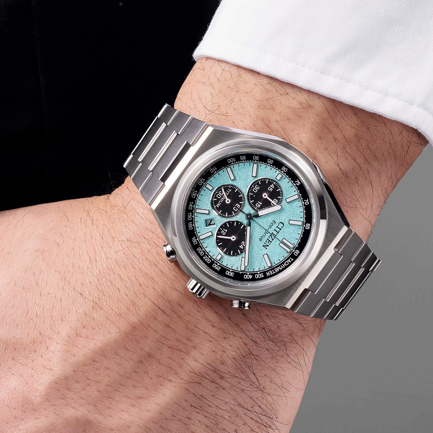 Montre Citizen Eco-Drive bleue sur un poignet masculin