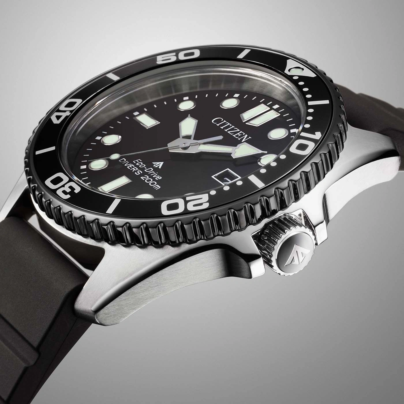 Gros plan d'une montre Citizen Eco-Drive pour plongeur, cadran noir, bracelet en caoutchouc.
