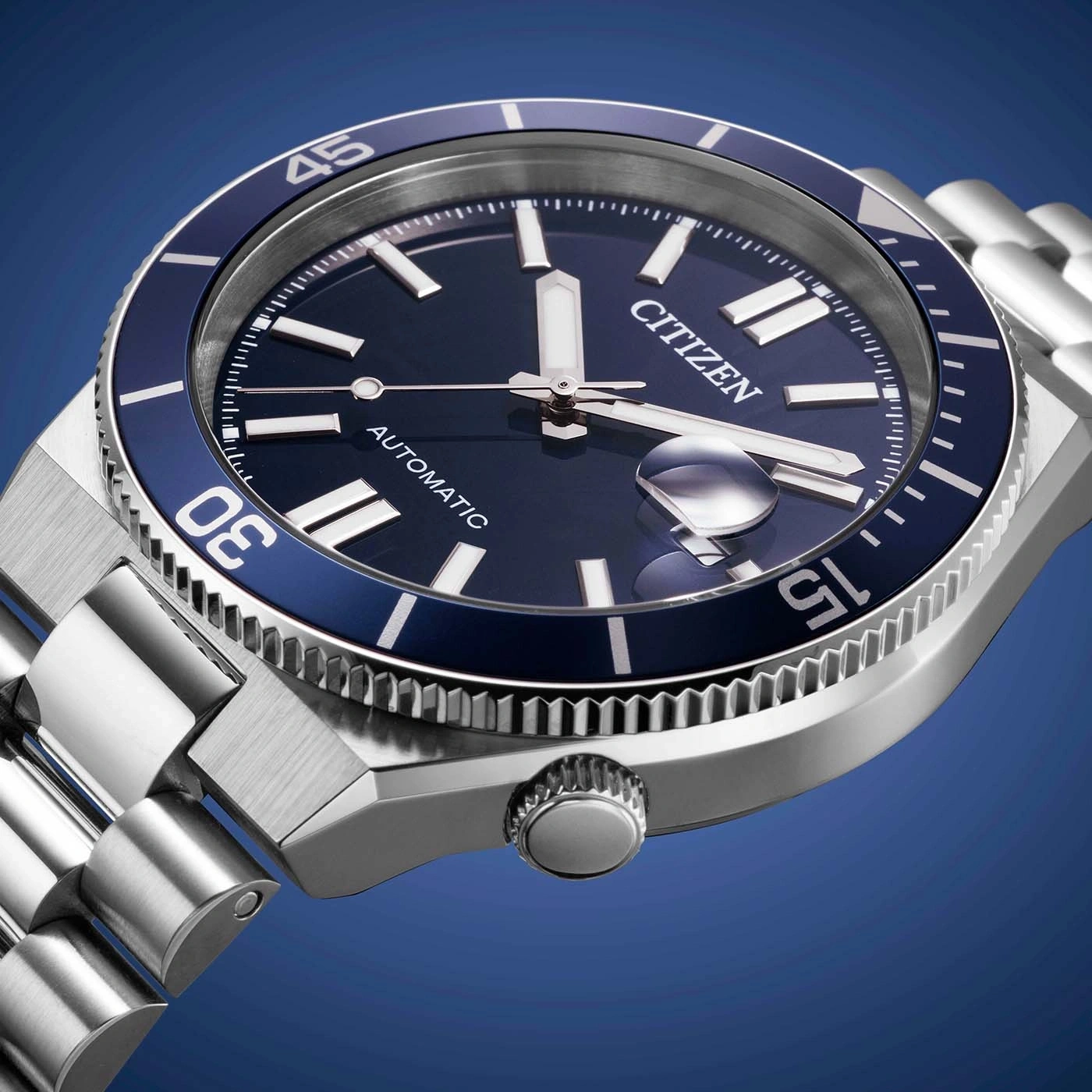 Une montre Citizen bleue avec une lunette rotative et un bracelet en argent.