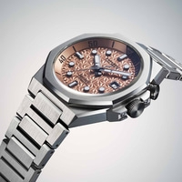 Gros plan d'une montre Citizen avec bracelet métallique et cadran à motifs.