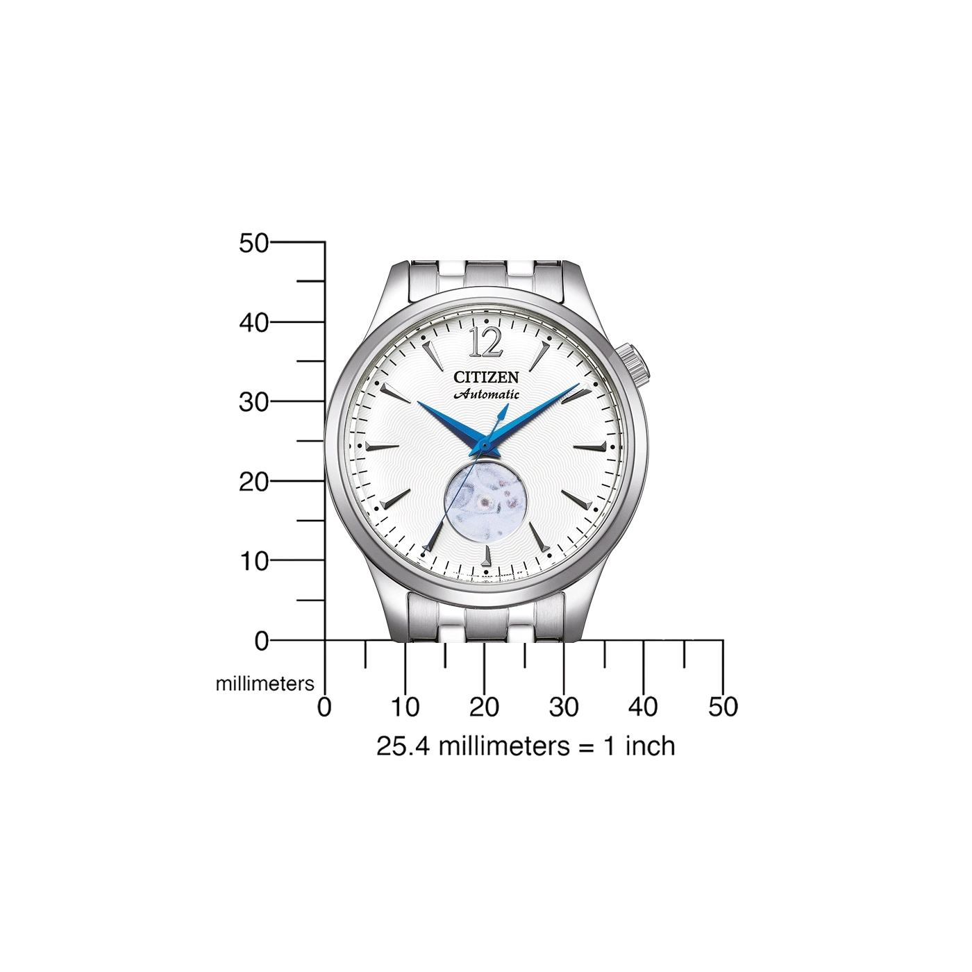 Een zilveren Citizen Automatic horloge op een witte achtergrond met een meetlat.