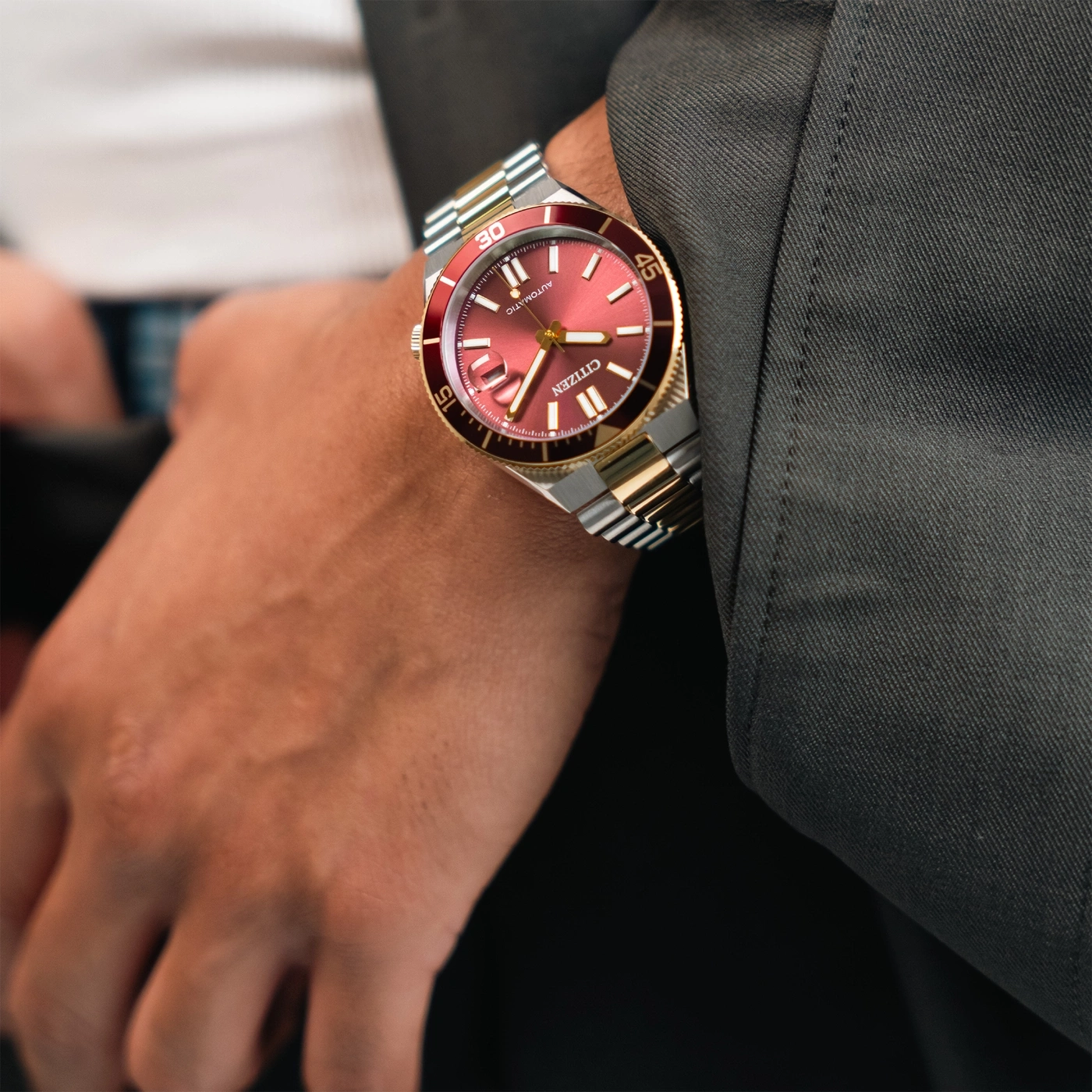 Montre de luxe Citizen or et argent sur un poignet
