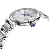 Montre bracelet Citizen argentée avec cadran blanc et aiguilles bleues.