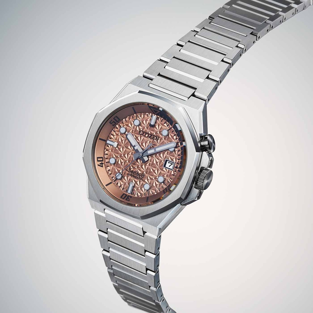 Montre Citizen avec cadran à motifs et bracelet en métal, prise de vue en angle.