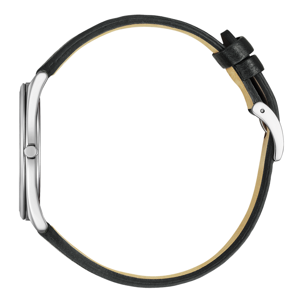 Vue latérale d'une montre argentée avec un bracelet en cuir noir sur fond vert.