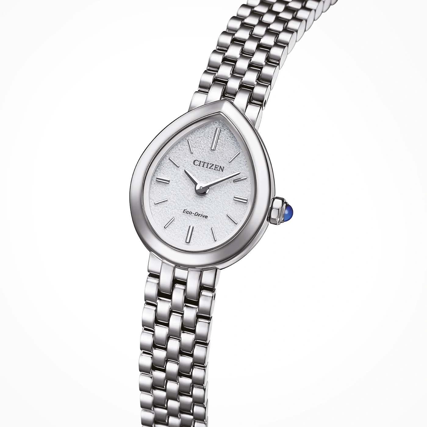 Une montre femme Citizen argentée avec un cadran blanc nacré et un bracelet métallique.