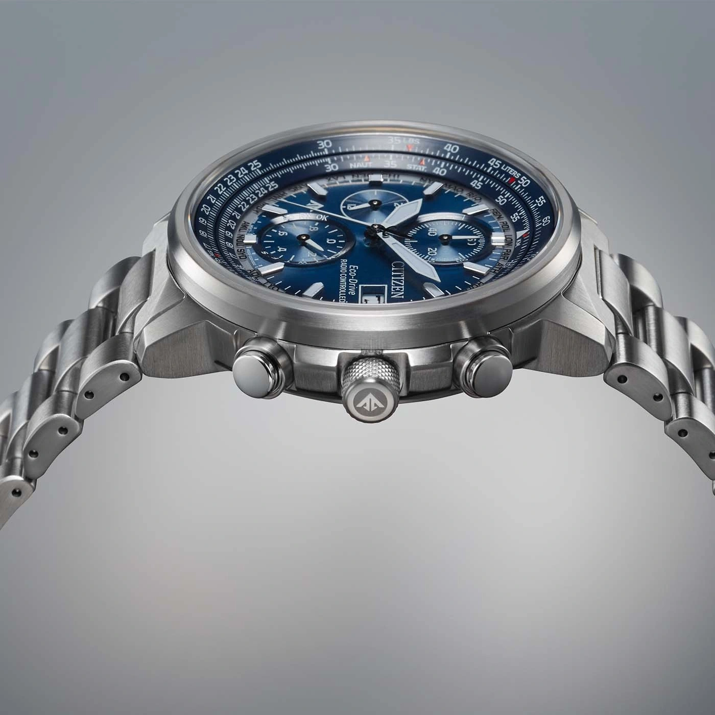 Gros plan d'une montre bracelet Citizen Eco-Drive Radio Controlled bleue.