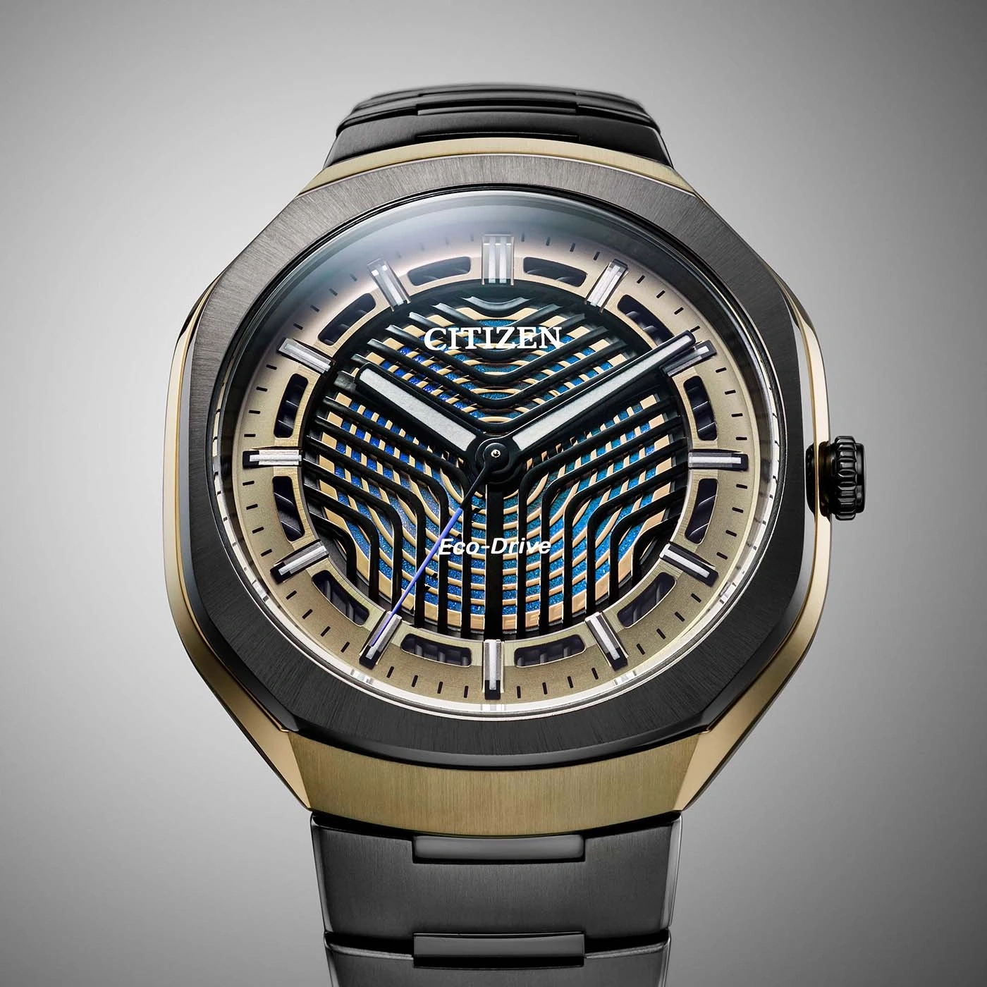 Citizen Eco-Drive Uhr mit komplexem Zifferblatt und zweifarbigem Armband.