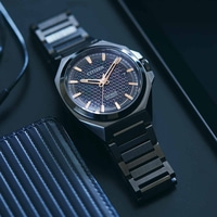 Montre automatique Citizen Series 8 sur une surface sombre avec un portefeuille.