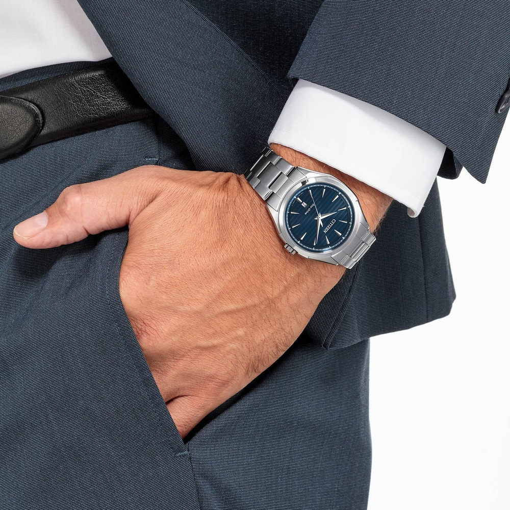 Homme en costume avec montre, main dans la poche, tenue formelle, affaires