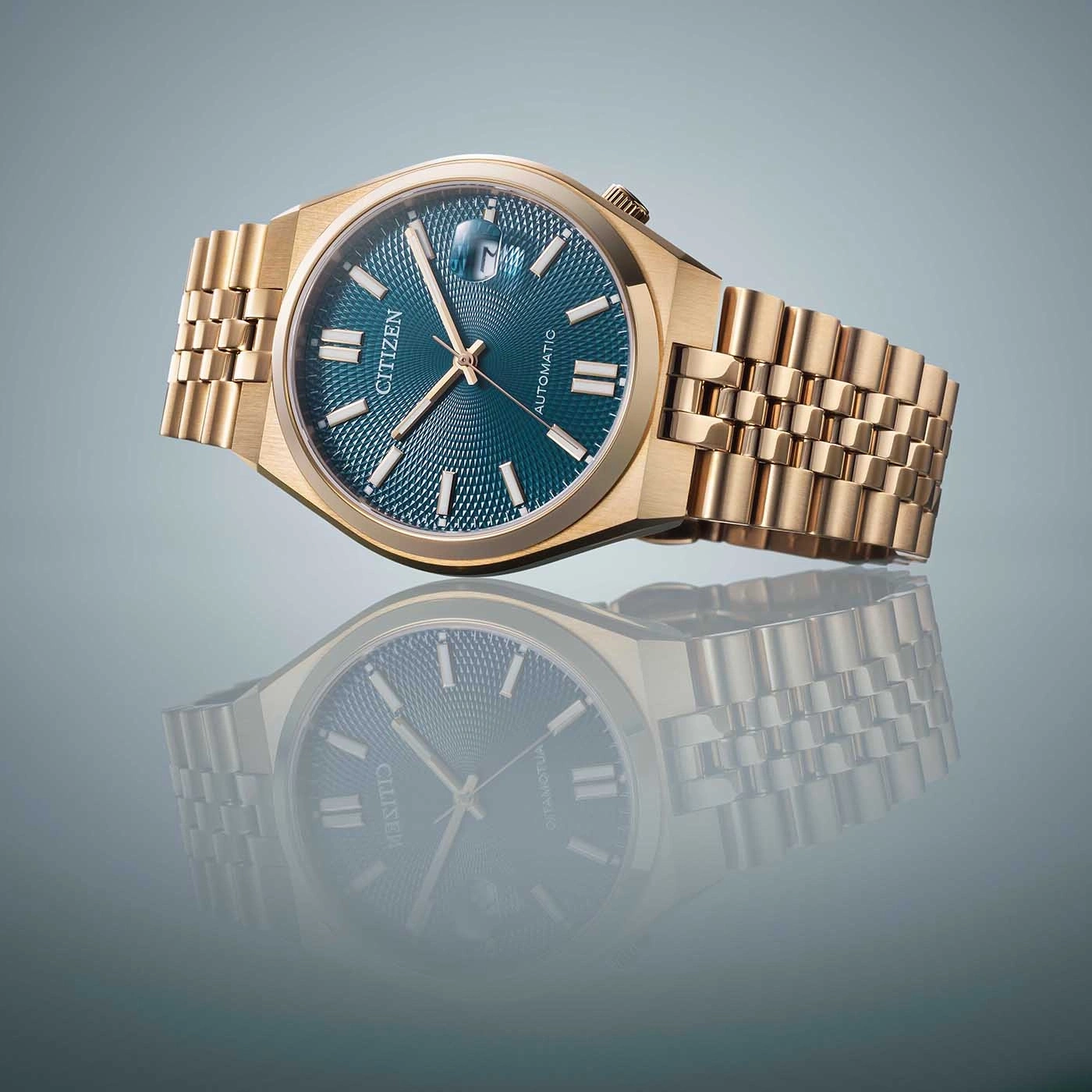 Gouden Citizen automatische horloge met blauwe wijzerplaat en bijpassende band.