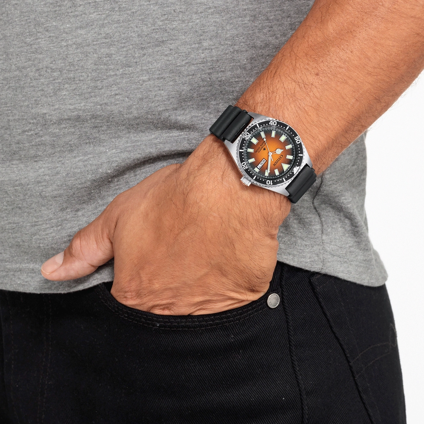 Homme portant une montre orange sur le poignet gauche.
