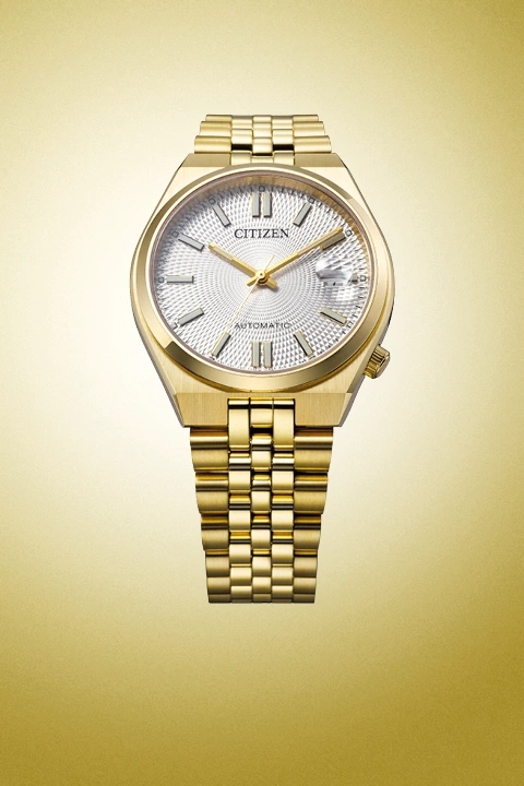 Montre Citizen dorée avec cadran texturé blanc et bracelet métallique.