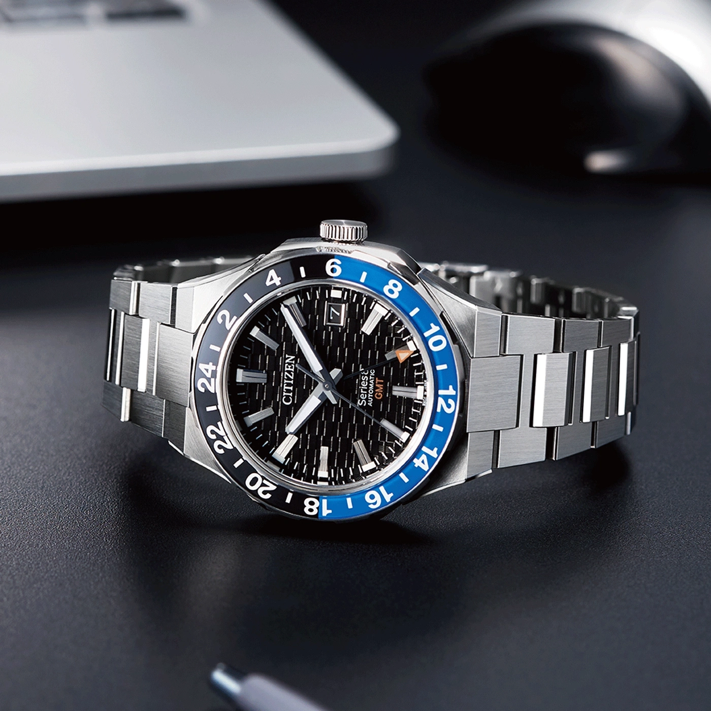 Une montre homme Citizen avec cadran noir et bracelet métallique.