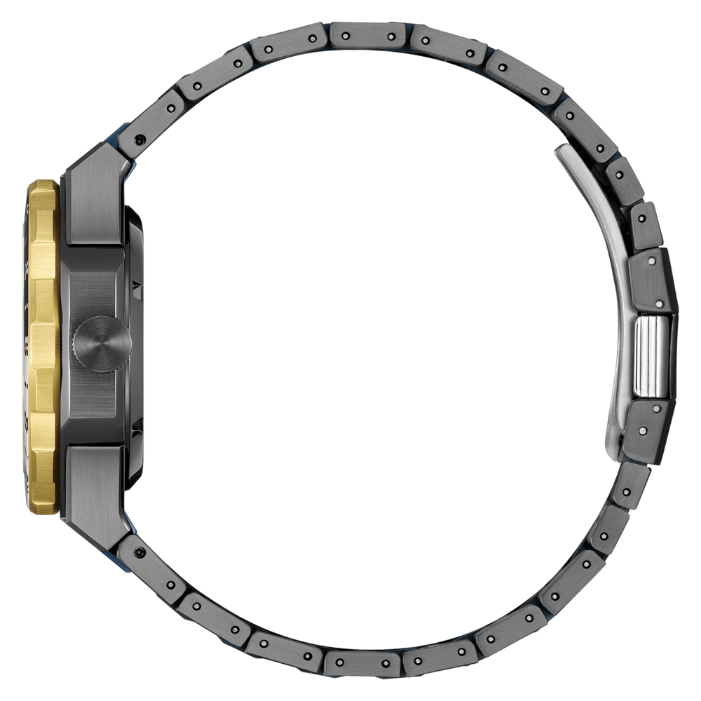 Vue latérale d'une montre moderne avec bracelet métallique et accents dorés.