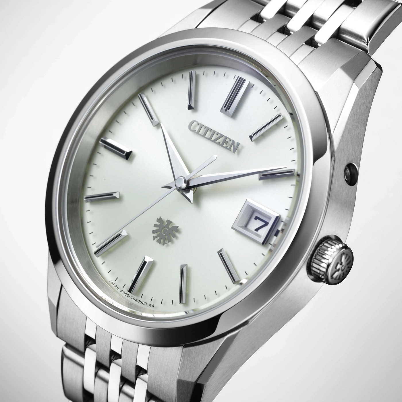 Montre Citizen argentée avec cadran blanc et date.