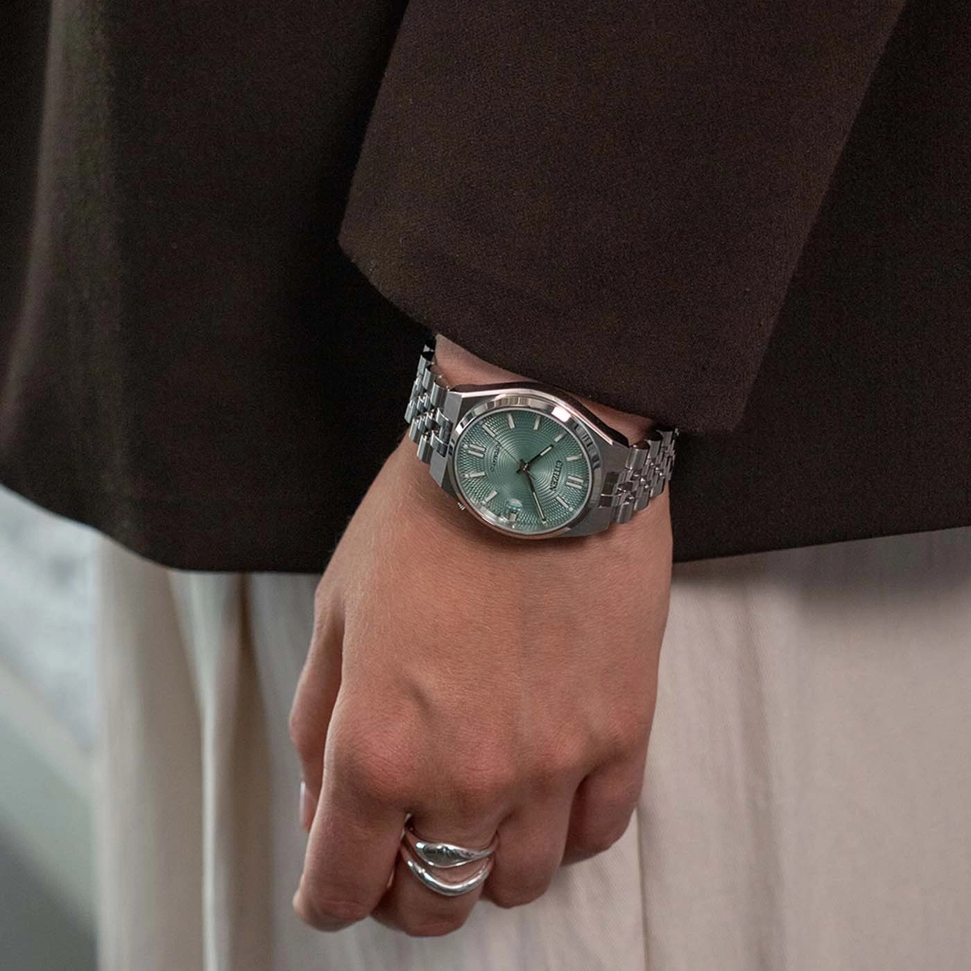 Gros plan sur une montre bracelet pour femme avec un cadran vert menthe.