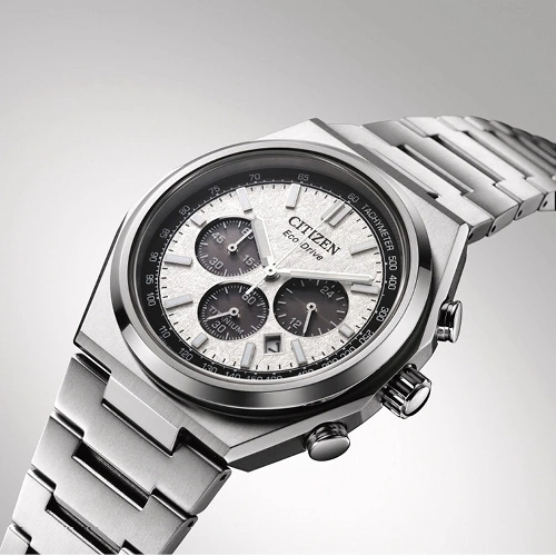 Montre Citizen Eco-Drive chronographe argentée sur fond gris clair.