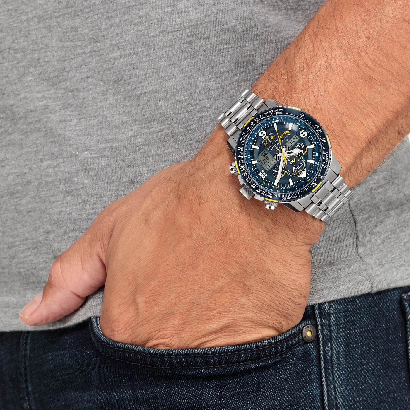 Une montre homme argentée avec un cadran bleu est portée au poignet.