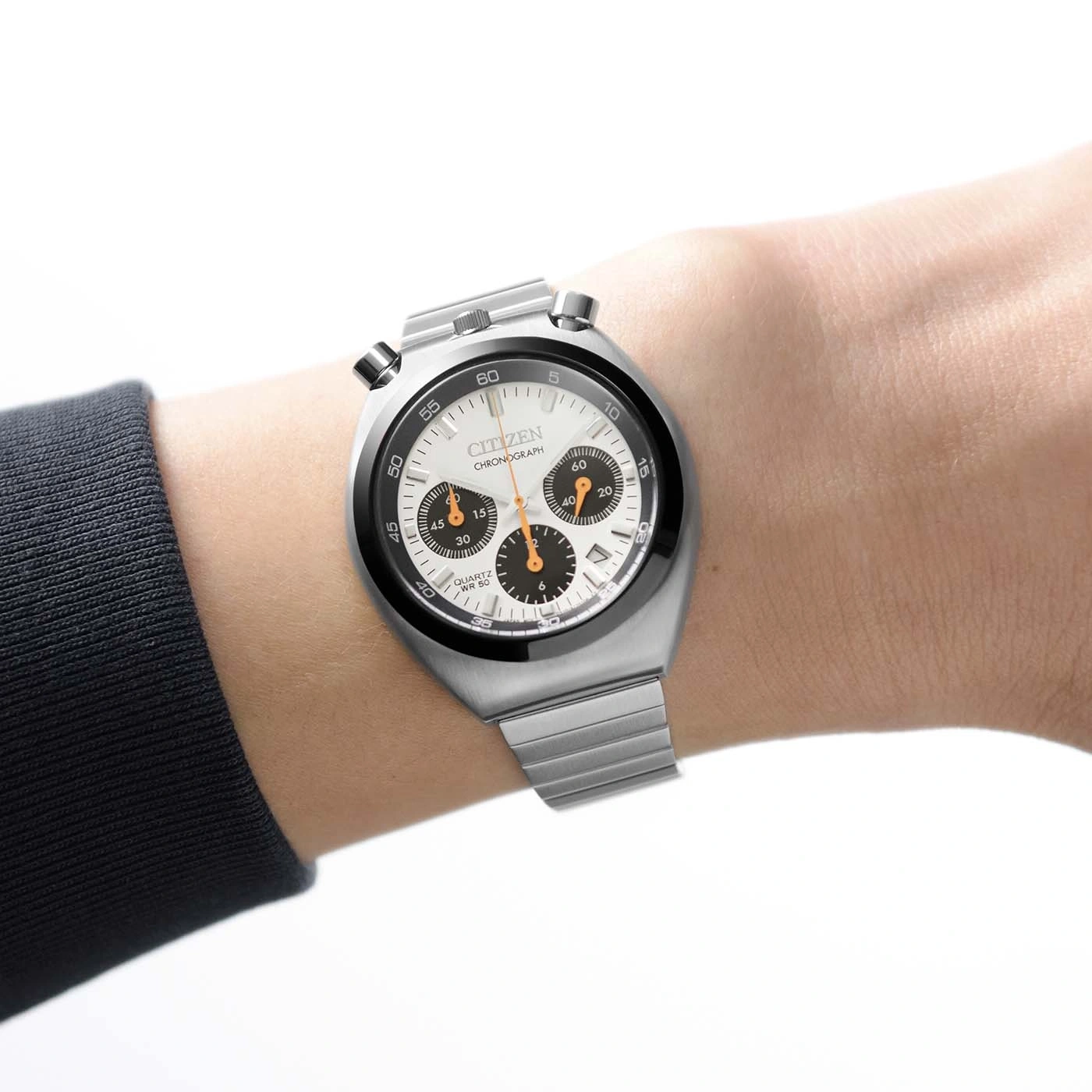 Une montre chronographe Citizen argentée portée au poignet.