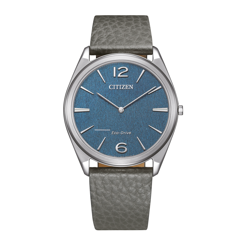 Montre Citizen avec cadran bleu et bracelet en cuir gris sur fond vert