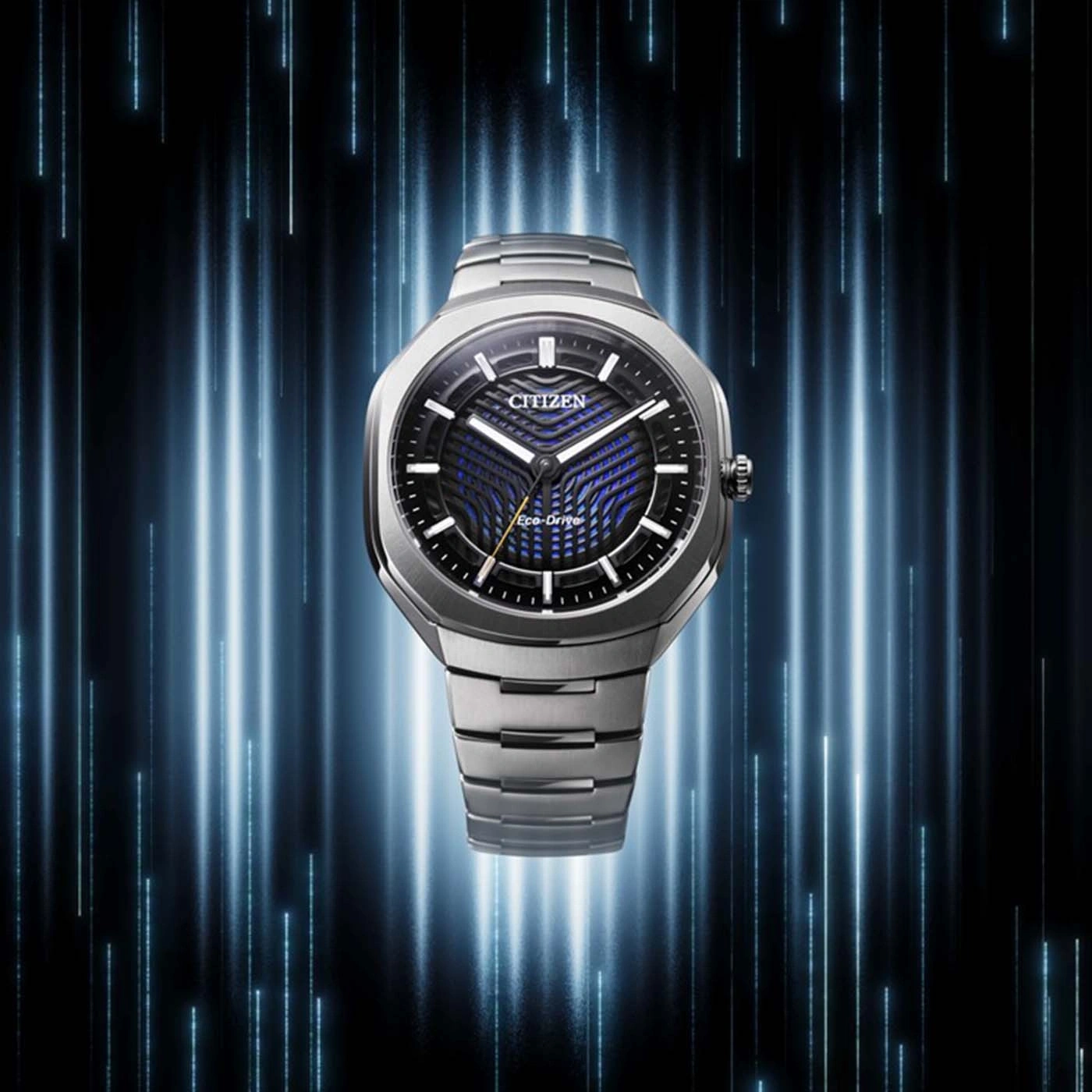 Eine silberne Citizen Eco-Drive Uhr steht vor einem abstrakten Hintergrund mit leuchtenden blauen Streifen.