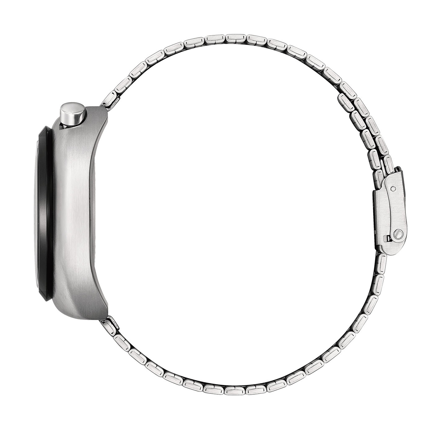 Gros plan sur une montre bracelet en argent avec une chaîne métallique argentée.