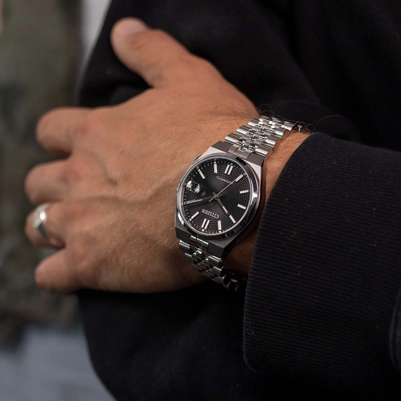 Une montre Citizen automatique pour homme avec un bracelet en argent.