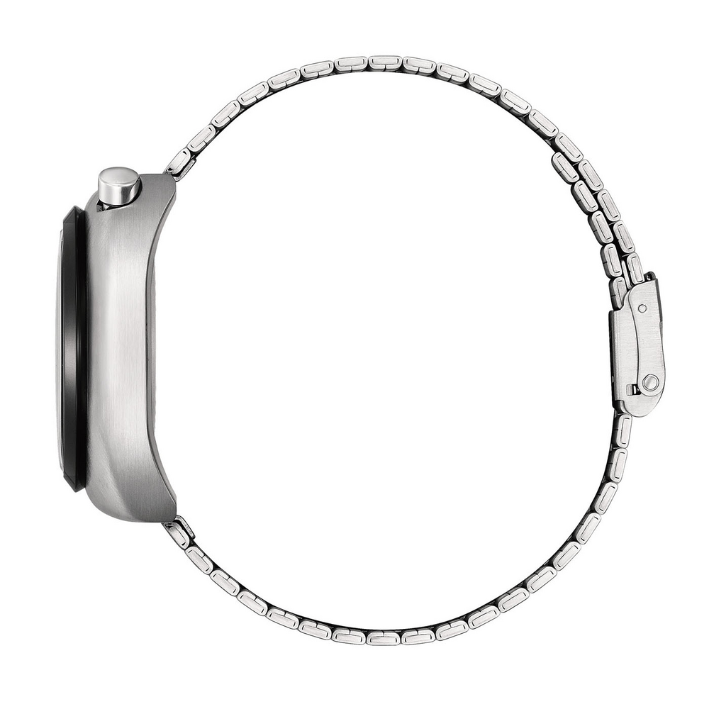 Gros plan sur une montre bracelet en argent avec une chaîne métallique argentée.