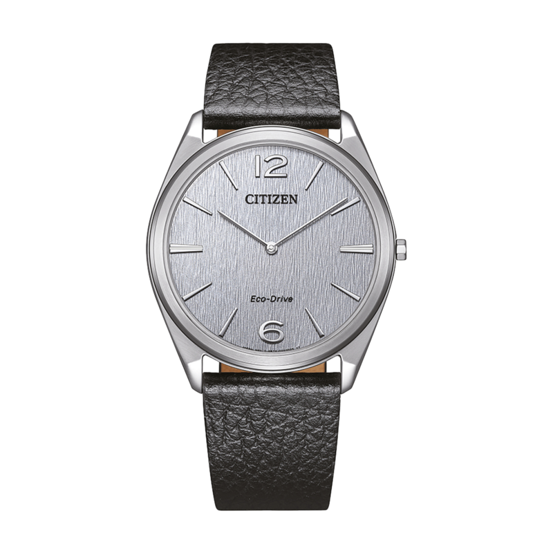 Montre Citizen avec cadran argenté et bracelet en cuir noir sur fond vert