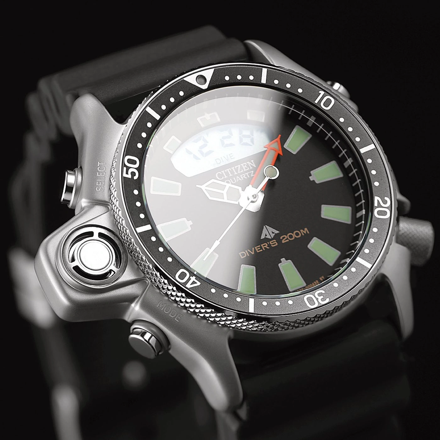 Une montre de plongée Citizen avec affichage numérique et analogique.