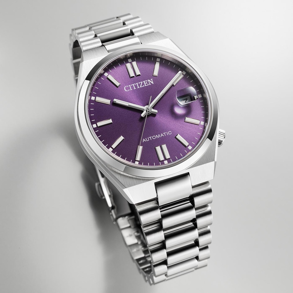 Montre Citizen avec cadran violet et bracelet argenté, design élégant.