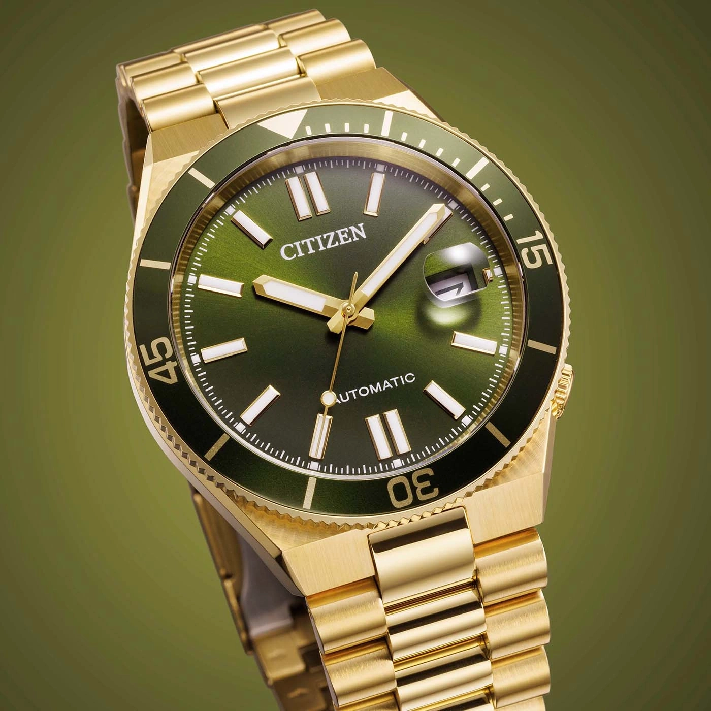 Montre Citizen dorée à cadran vert, bracelet métallique, affichage de la date.