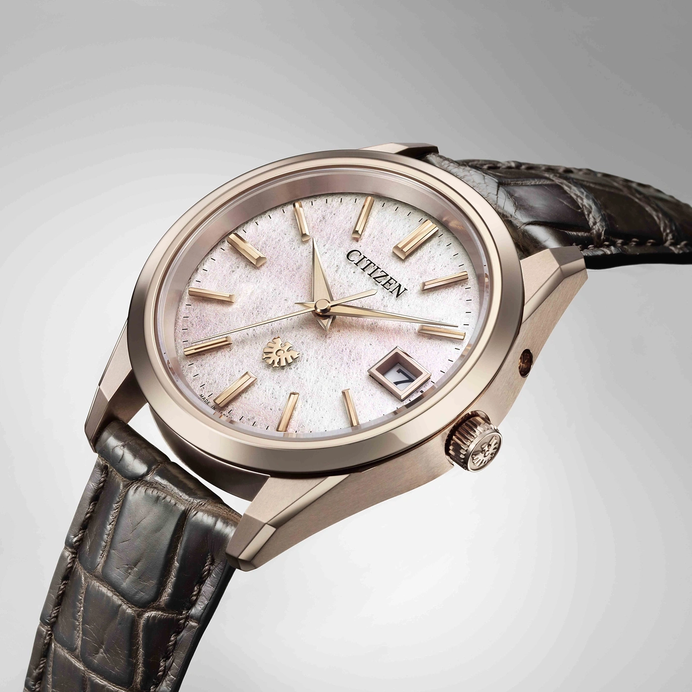 Montre Citizen élégante avec bracelet en cuir noir texturé.