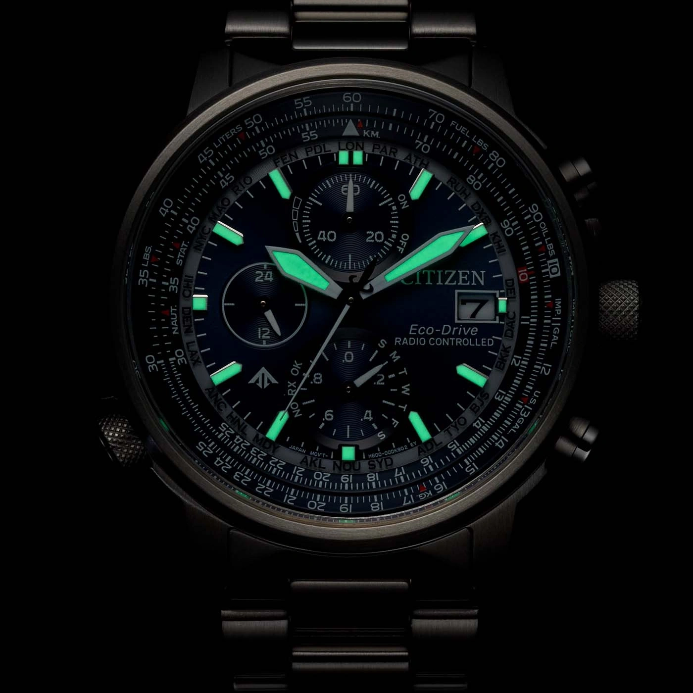 Montre Citizen Eco-Drive radio contrôlée de couleur foncée avec des index lumineux et des indications sur la lunette.