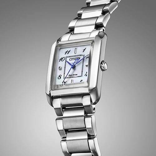 Une montre bracelet élégante en argent avec un cadran blanc et des aiguilles bleues.