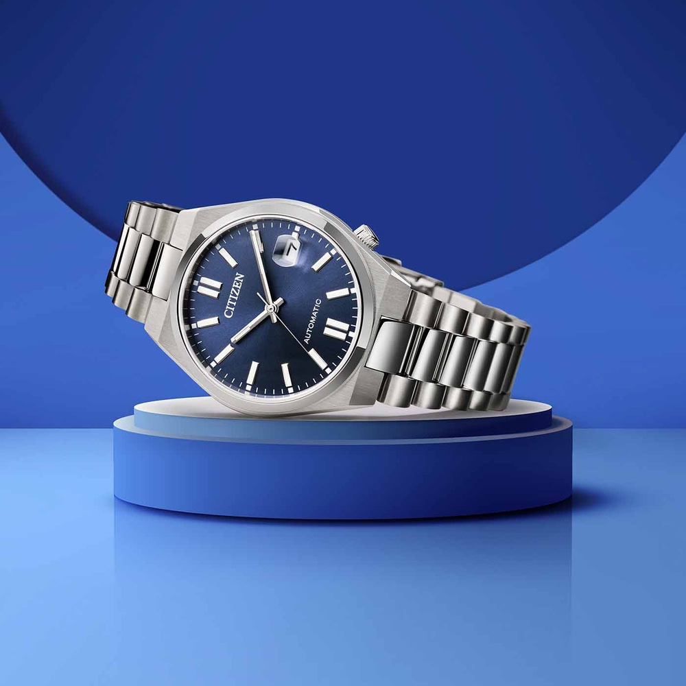 Montre Citizen sur une plateforme bleue, fond bleu, montre automatique