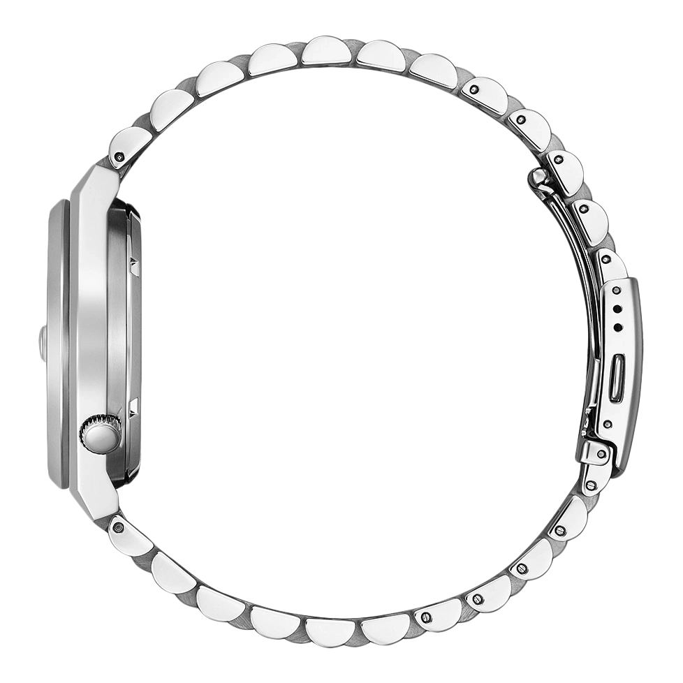 Une montre bracelet en argent sur fond blanc.