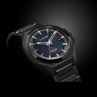 Montre automatique Citizen Series 8 noire avec cadran à motifs et bracelet noir.