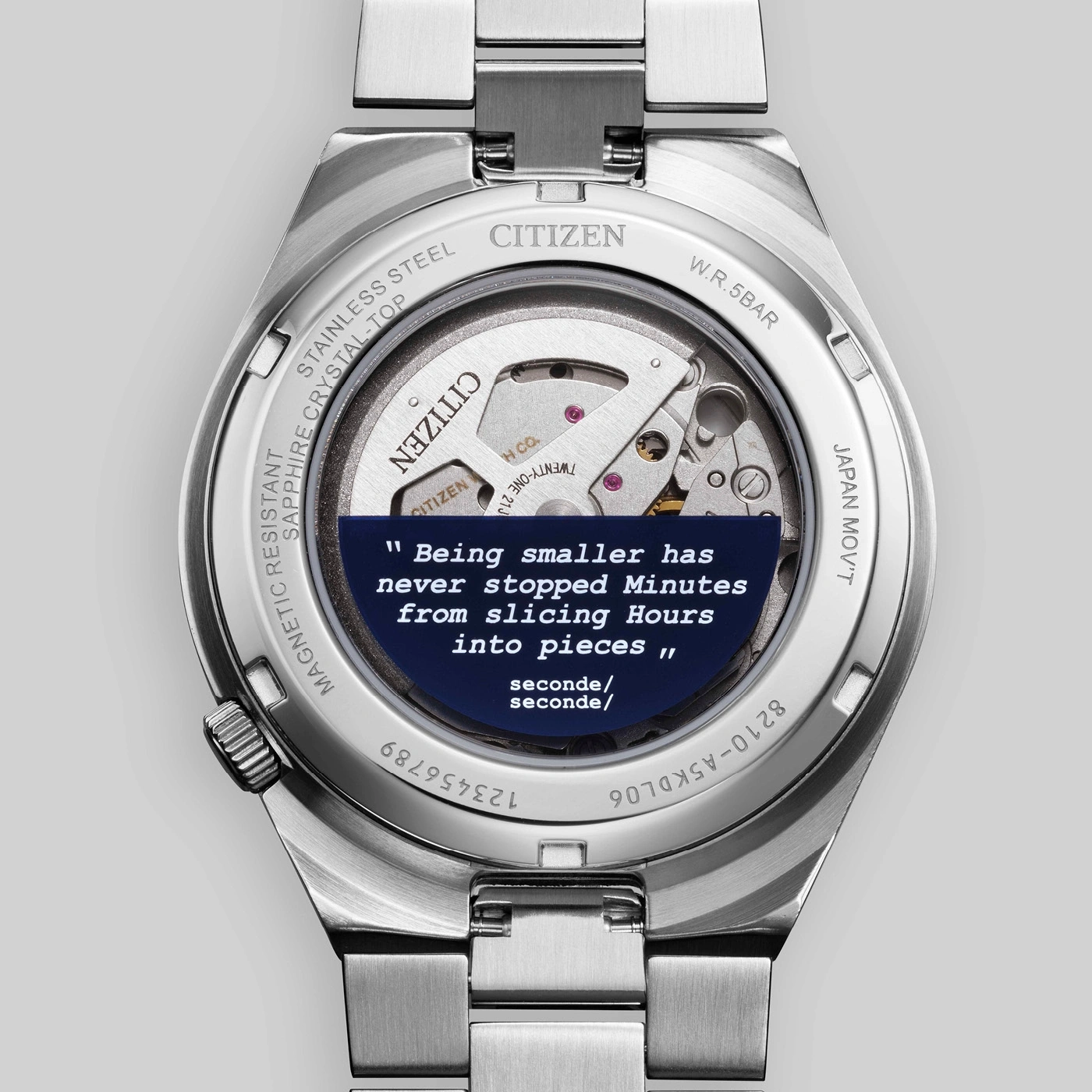 Le dos d'une montre Citizen avec une citation "Être plus petit n'a jamais arrêté..."