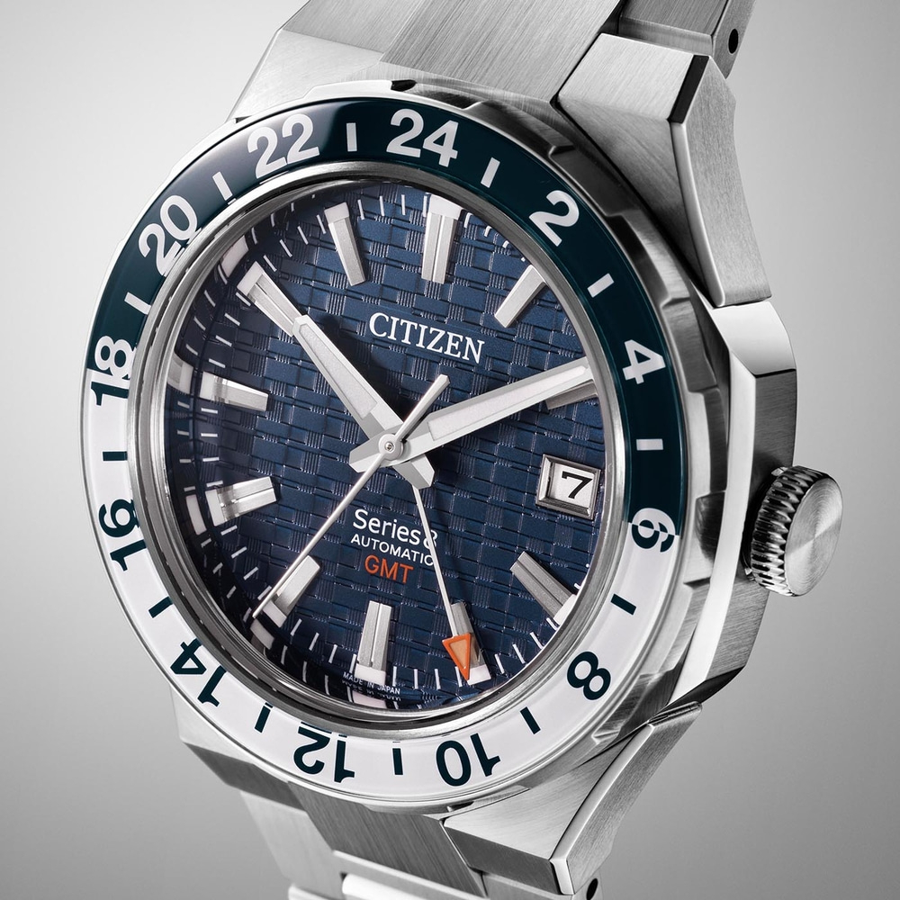Montre Citizen avec cadran bleu, aiguilles blanches et lunette GMT.