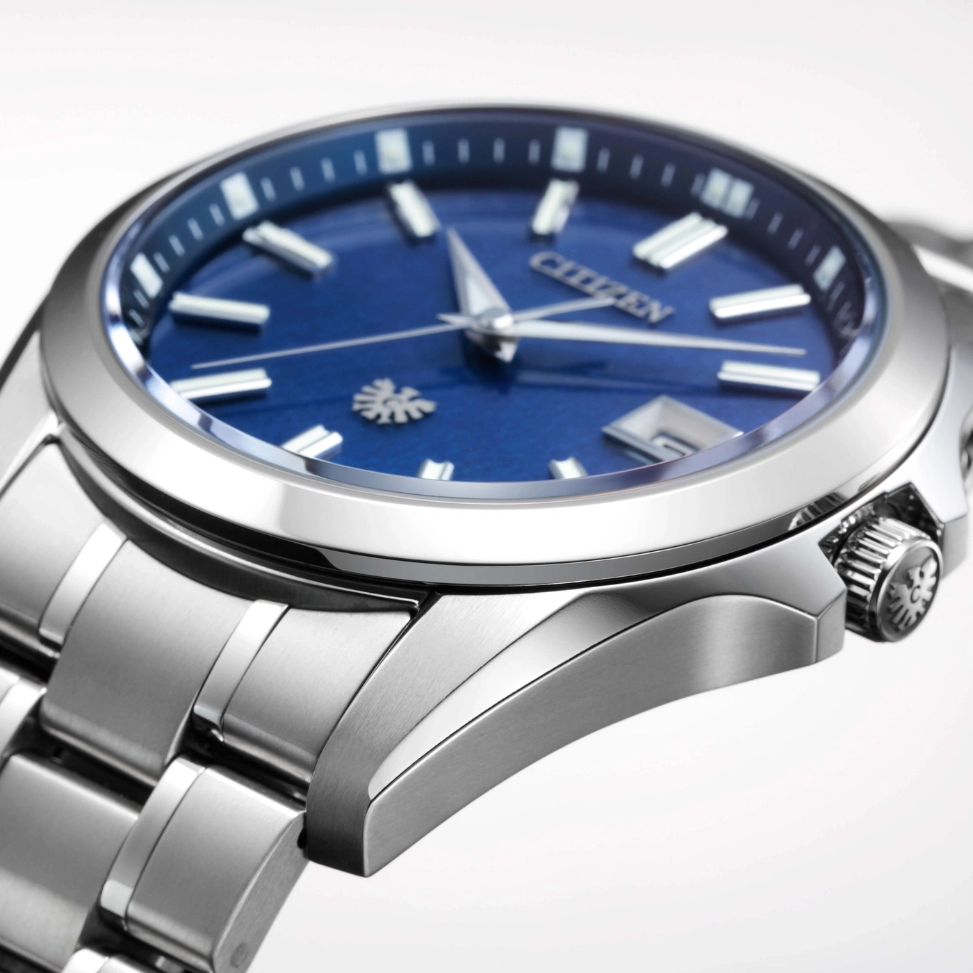 Close-up van een blauw Citizen horloge met zilveren band.