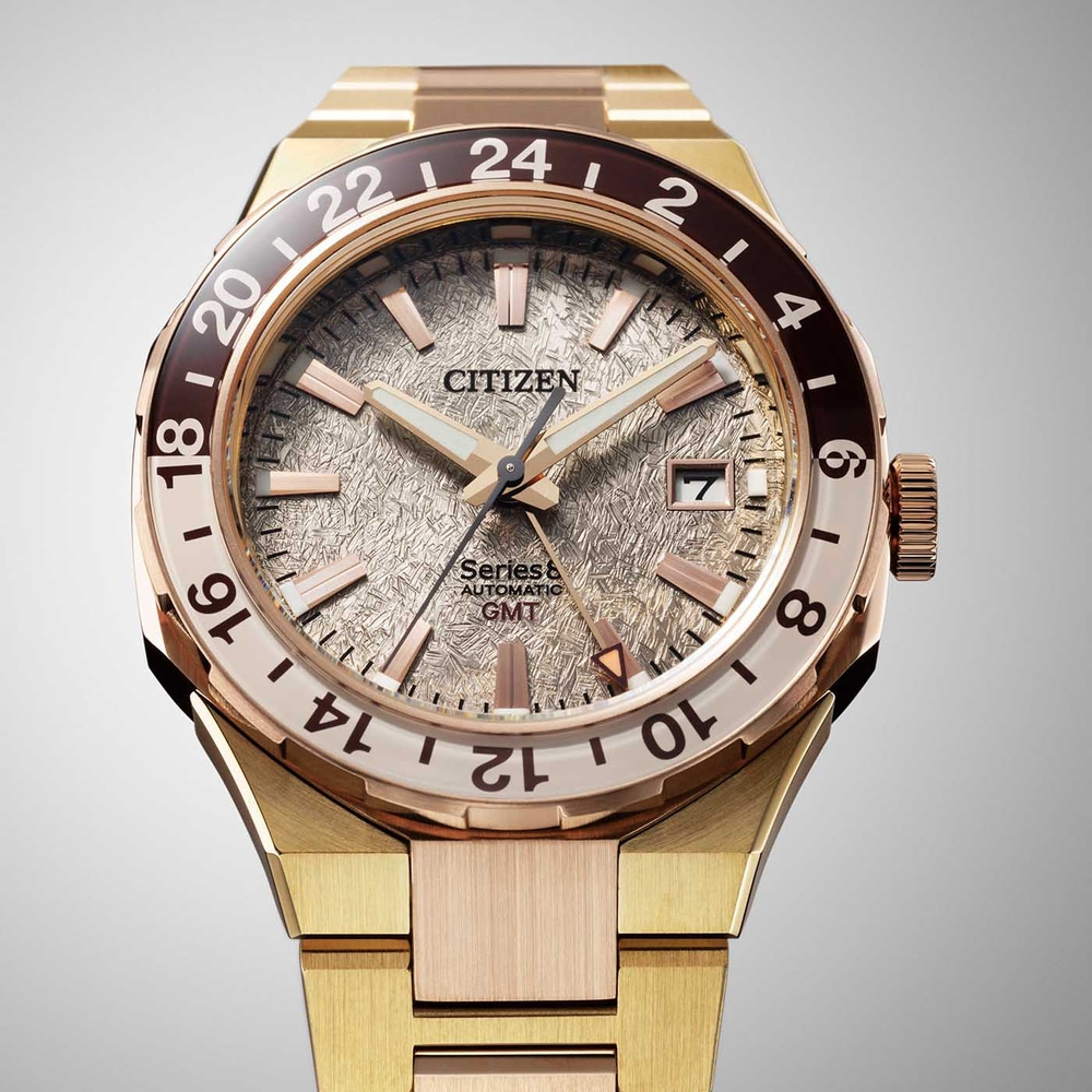 Montre Citizen avec des accents dorés et bruns, fonction GMT et cadran texturé.