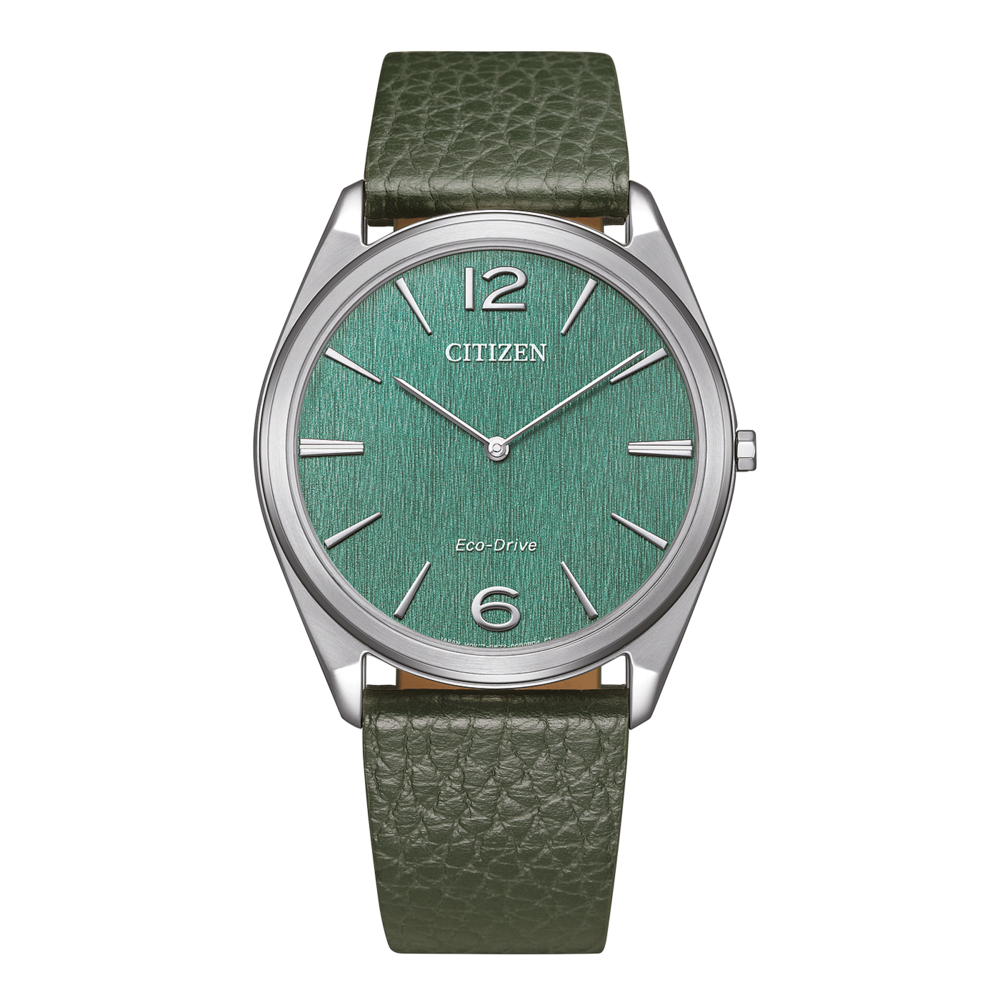 Montre Citizen avec cadran vert et bracelet en cuir sur fond vert