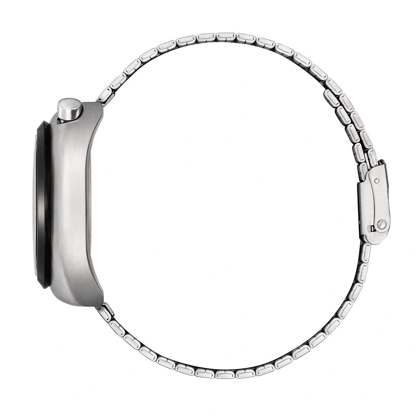 Gros plan sur une montre argentée avec un bracelet en maillons.