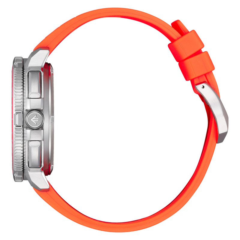 Nahaufnahme einer Uhr mit leuchtend orangem Armband und gebürstetem Silbergehäuse.
